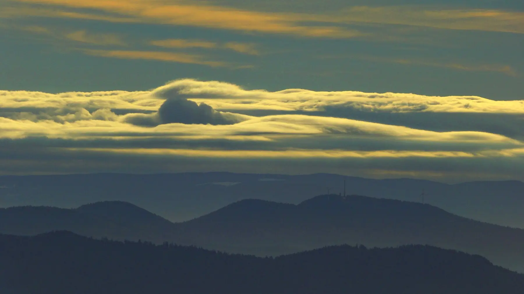 Wolkenmeer über den bewaldeten Höhen des Schwarzwalds