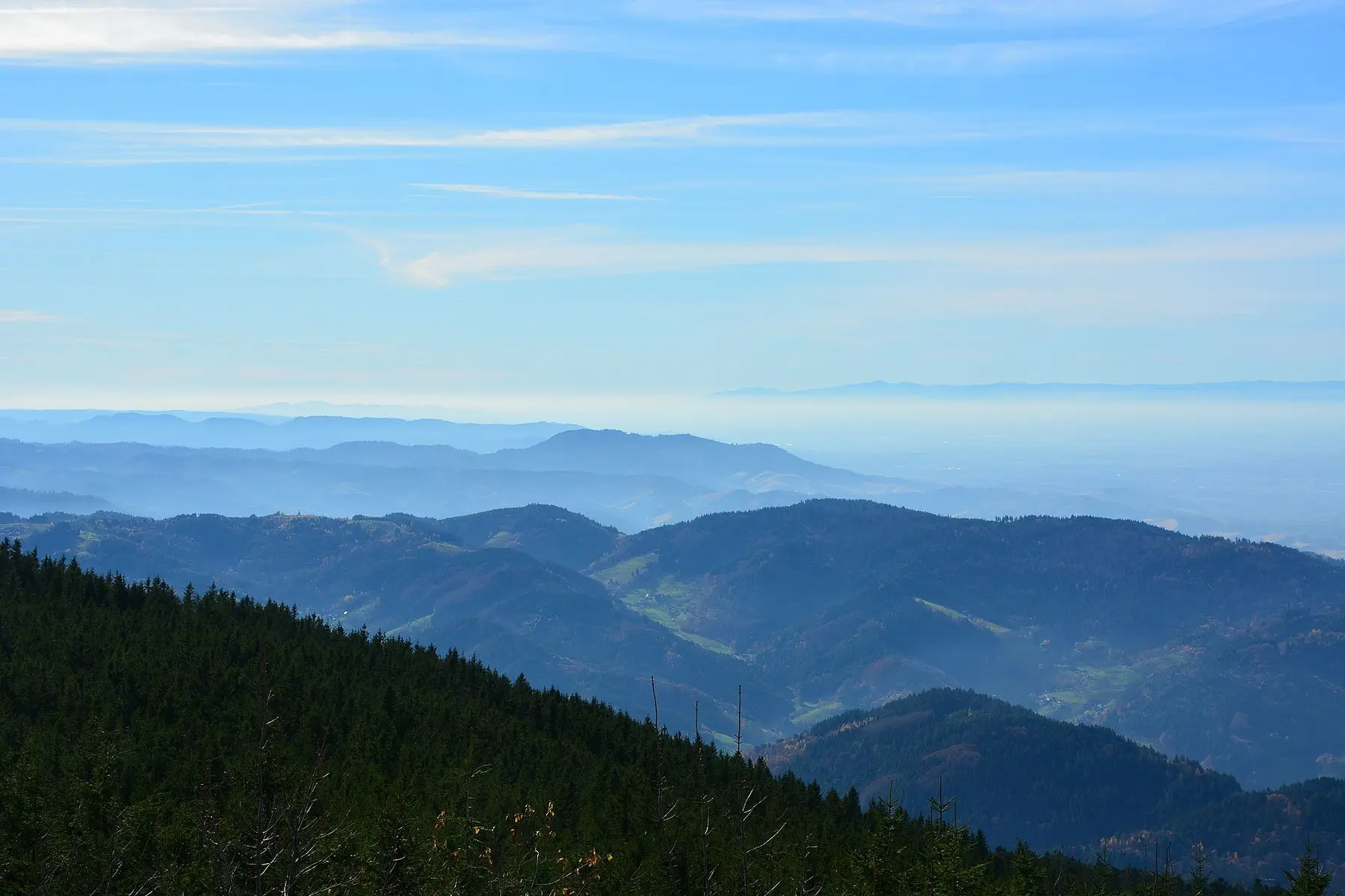 Blick von der Hornisgrinde über die Schwarzwaldtäler bis ins Rheintal